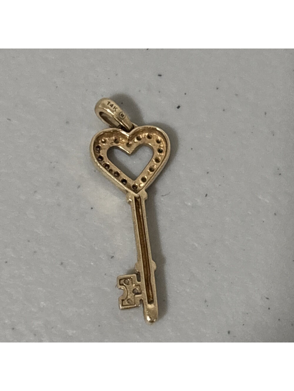 14K Yellow Gold Key Charm Pendant Pre Owned 1.69 grams - Picture 6 of 6